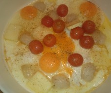 Глазунья с салом, помидорами черри и сыром