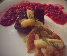 Говядина под соусом из красной смородины и кабачками