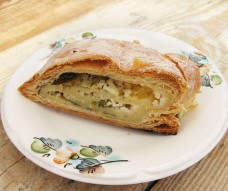 Рулет из слоеного теста с зеленью