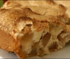 Яблочная шарлотка с корицей