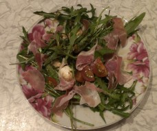 Салат с рукколой и пармской ветчиной