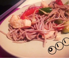 Лапша соба с курицей и овощами