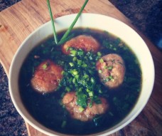 Креветочно свиные тефтели в ароматном бульоне